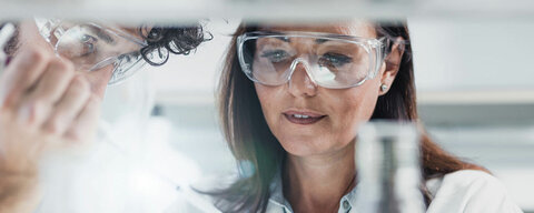 Personen im Labor mit Schutzbrille